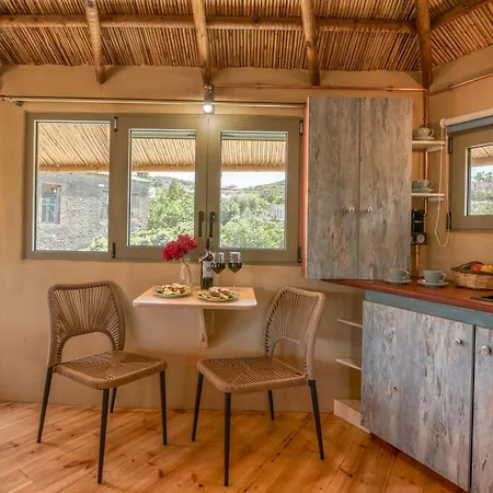 Eco Olive Treehouse مكان تخييم